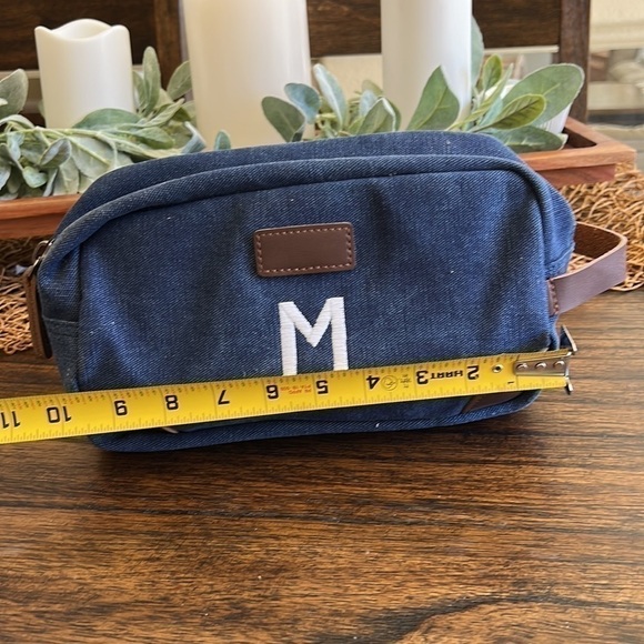 embroidered M toiletry bag - Picture 3 of 7